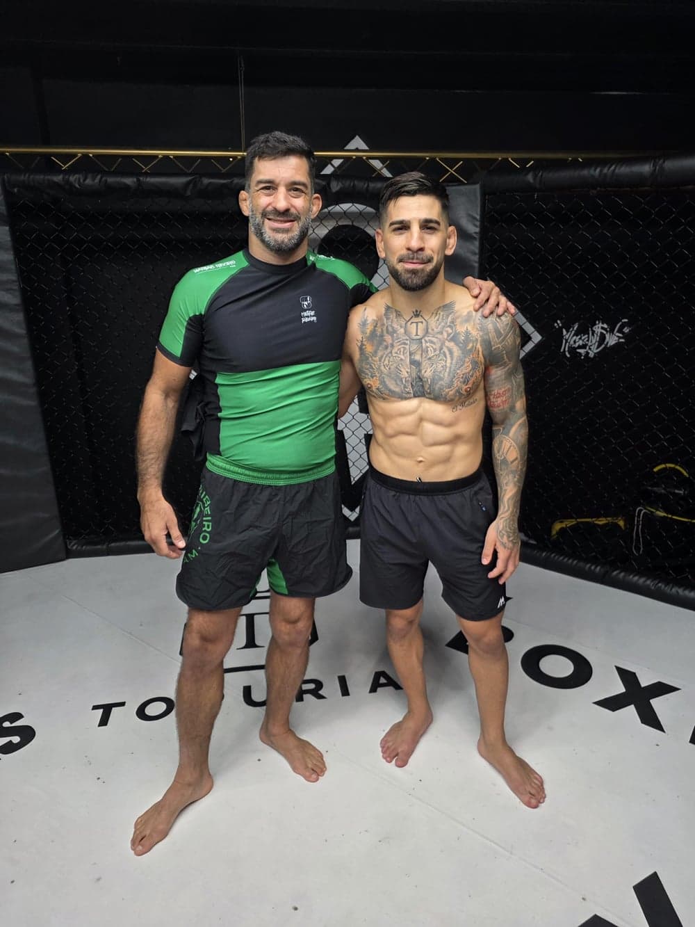 Mathias Ribeiro junto a Ilia Topuria, campeón de la UFC