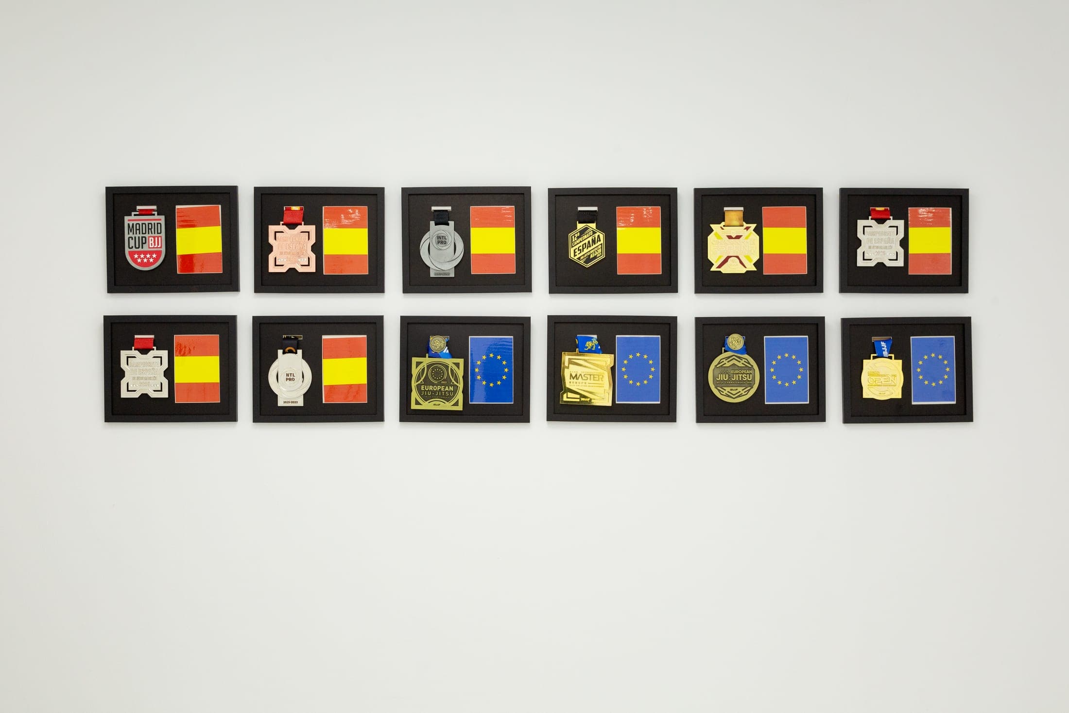 Pared de medallas y trofeos de Ipanema BJJ Gijón